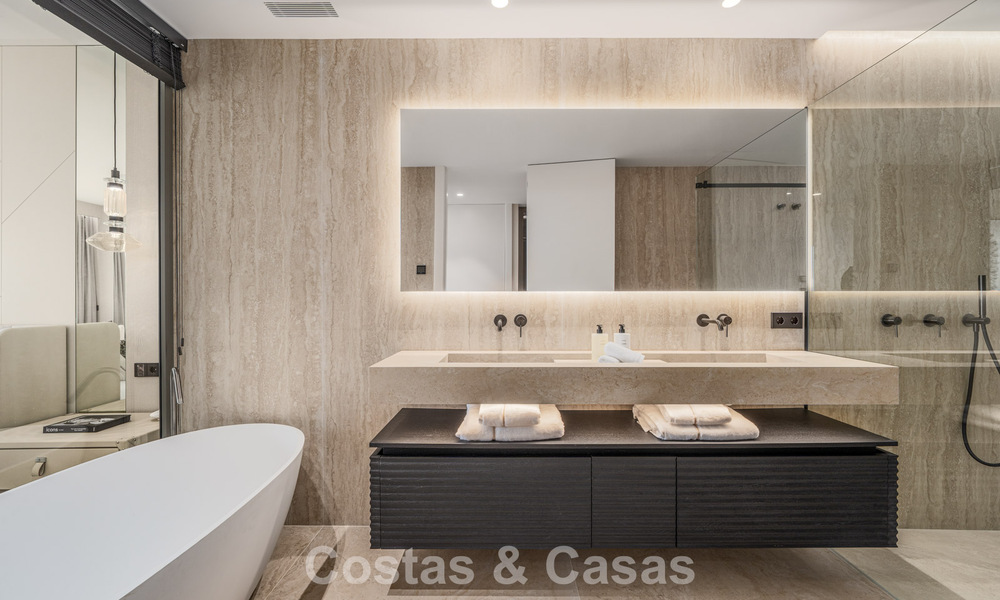 Apartamento de primera clase con vistas panorámicas al mar en venta en el Valle del Golf de Nueva Andalucía, Marbella 780265