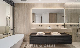 Apartamento de primera clase con vistas panorámicas al mar en venta en el Valle del Golf de Nueva Andalucía, Marbella 780265 