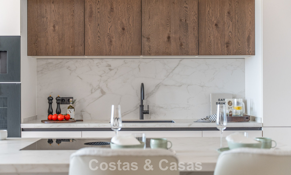 Apartamento de primera clase con vistas panorámicas al mar en venta en el Valle del Golf de Nueva Andalucía, Marbella 780267