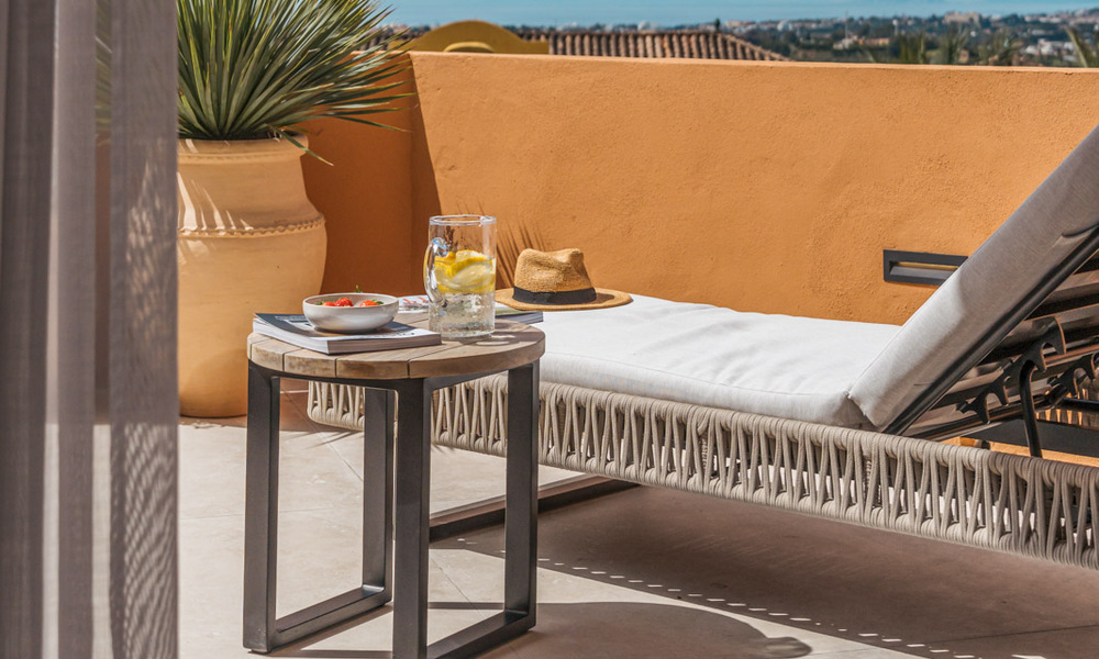 Apartamento de primera clase con vistas panorámicas al mar en venta en el Valle del Golf de Nueva Andalucía, Marbella 780268