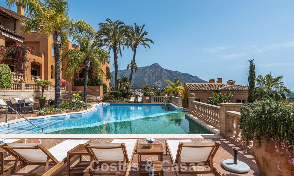 Apartamento de primera clase con vistas panorámicas al mar en venta en el Valle del Golf de Nueva Andalucía, Marbella 780276
