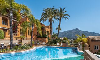 Apartamento de primera clase con vistas panorámicas al mar en venta en el Valle del Golf de Nueva Andalucía, Marbella 780277 