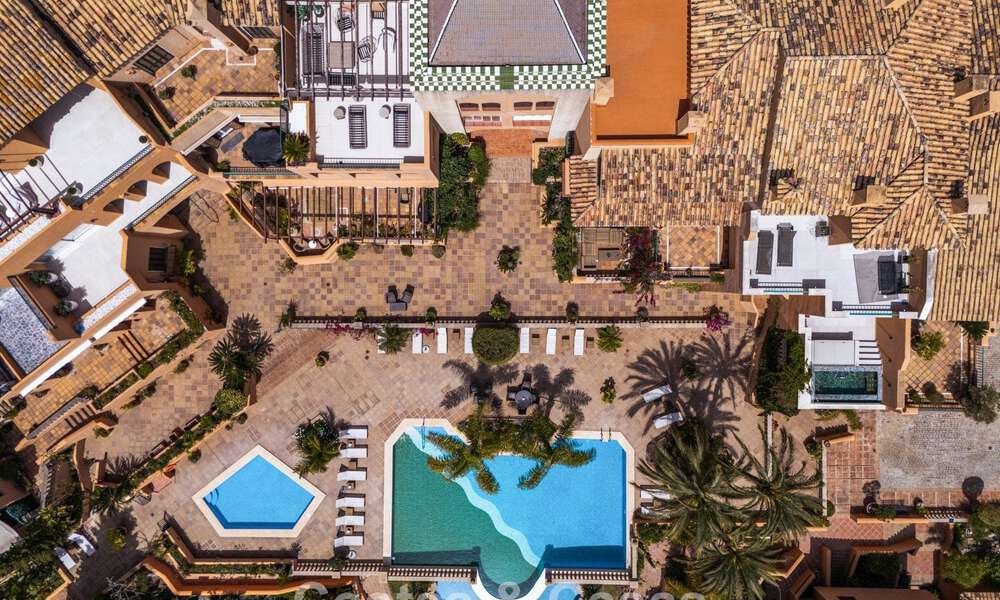 Apartamento de primera clase con vistas panorámicas al mar en venta en el Valle del Golf de Nueva Andalucía, Marbella 780280