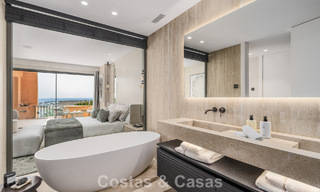 Apartamento de primera clase con vistas panorámicas al mar en venta en el Valle del Golf de Nueva Andalucía, Marbella 780283 