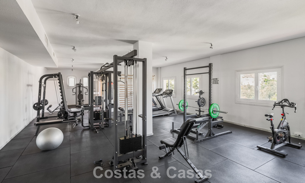 Apartamento de primera clase con vistas panorámicas al mar en venta en el Valle del Golf de Nueva Andalucía, Marbella 780285