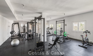 Apartamento de primera clase con vistas panorámicas al mar en venta en el Valle del Golf de Nueva Andalucía, Marbella 780285 