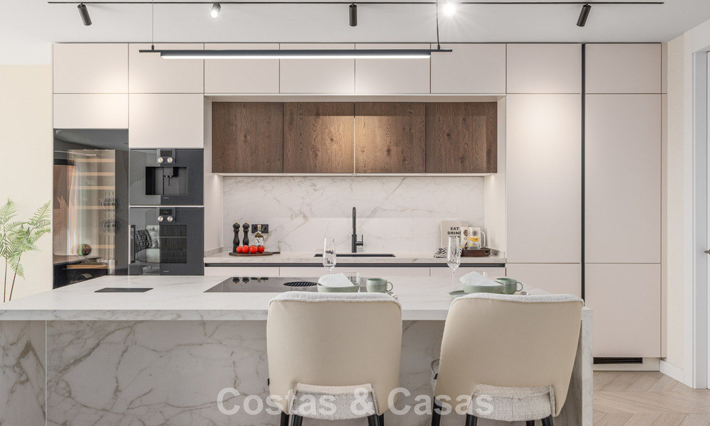 Apartamento de primera clase con vistas panorámicas al mar en venta en el Valle del Golf de Nueva Andalucía, Marbella 780286