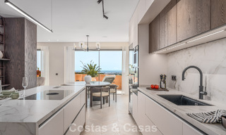 Apartamento de primera clase con vistas panorámicas al mar en venta en el Valle del Golf de Nueva Andalucía, Marbella 780287 