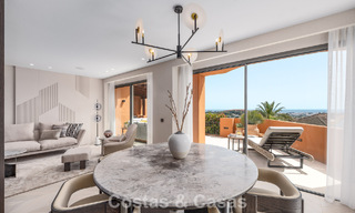 Apartamento de primera clase con vistas panorámicas al mar en venta en el Valle del Golf de Nueva Andalucía, Marbella 780288 