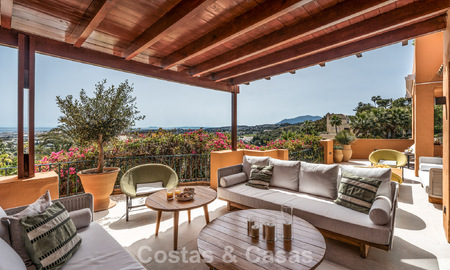 Apartamento de primera clase con vistas panorámicas al mar en venta en el Valle del Golf de Nueva Andalucía, Marbella 780290