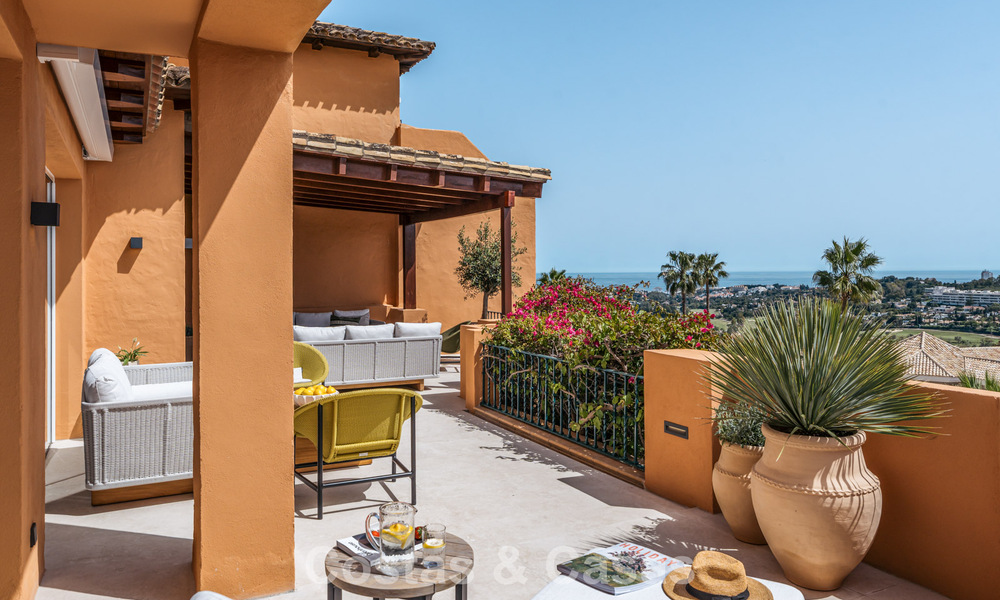 Apartamento de primera clase con vistas panorámicas al mar en venta en el Valle del Golf de Nueva Andalucía, Marbella 780291