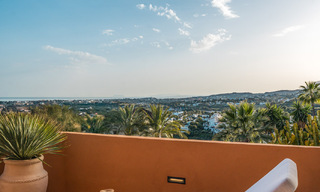 Apartamento de primera clase con vistas panorámicas al mar en venta en el Valle del Golf de Nueva Andalucía, Marbella 780296 