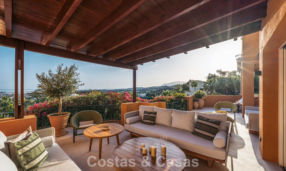 Apartamento de primera clase con vistas panorámicas al mar en venta en el Valle del Golf de Nueva Andalucía, Marbella 780297