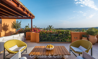 Apartamento de primera clase con vistas panorámicas al mar en venta en el Valle del Golf de Nueva Andalucía, Marbella 780298 