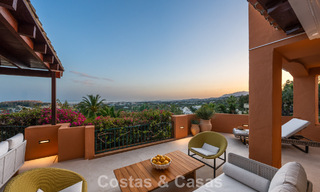 Apartamento de primera clase con vistas panorámicas al mar en venta en el Valle del Golf de Nueva Andalucía, Marbella 780301 