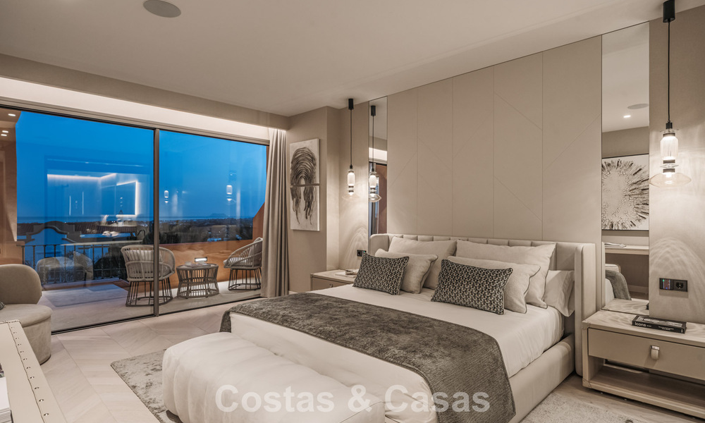 Apartamento de primera clase con vistas panorámicas al mar en venta en el Valle del Golf de Nueva Andalucía, Marbella 780304