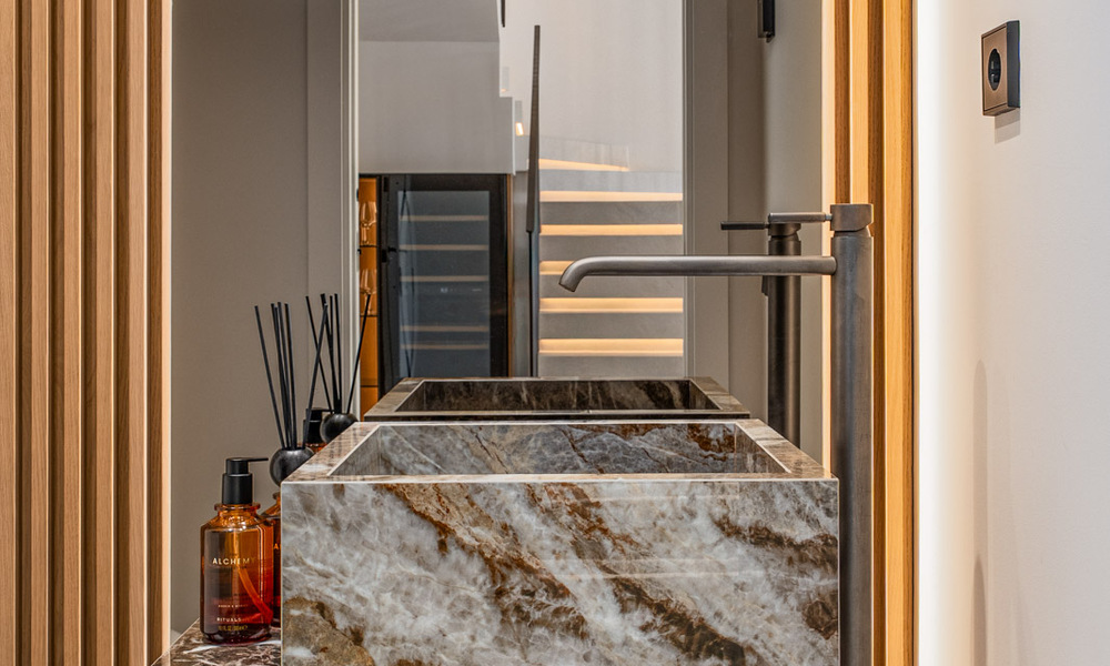 Casa adosada reformada lista para entrar a vivir en venta en una comunidad cerrada en La Quinta, Benahavis - Marbella 780316