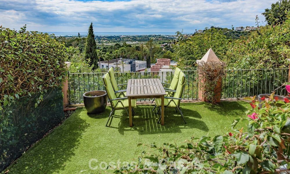 Apartamento con jardín y vistas panorámicas al mar en venta en Benahavis - Marbella 780211