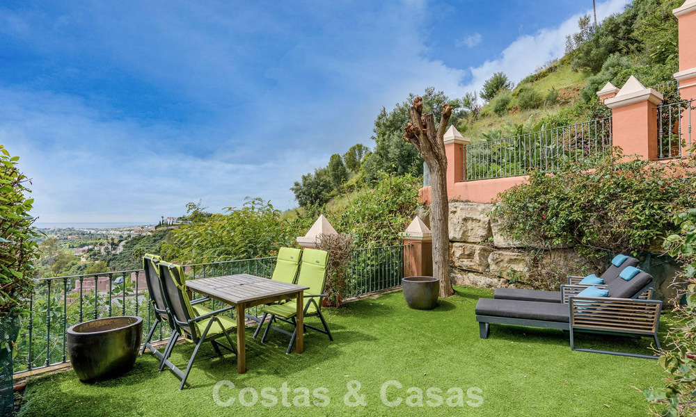 Apartamento con jardín y vistas panorámicas al mar en venta en Benahavis - Marbella 780212