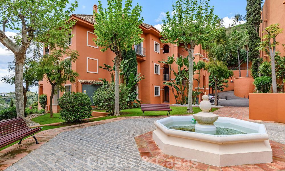 Apartamento con jardín y vistas panorámicas al mar en venta en Benahavis - Marbella 780214