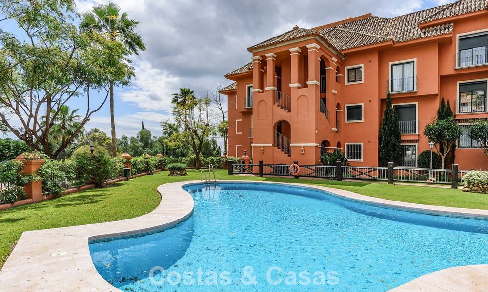 Apartamento con jardín y vistas panorámicas al mar en venta en Benahavis - Marbella 780215