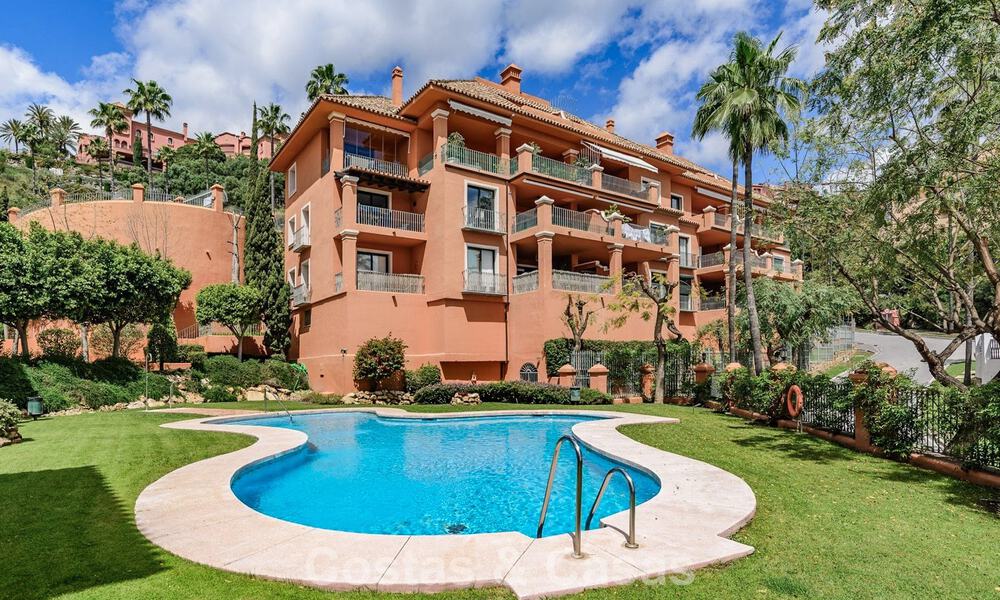 Apartamento con jardín y vistas panorámicas al mar en venta en Benahavis - Marbella 780217