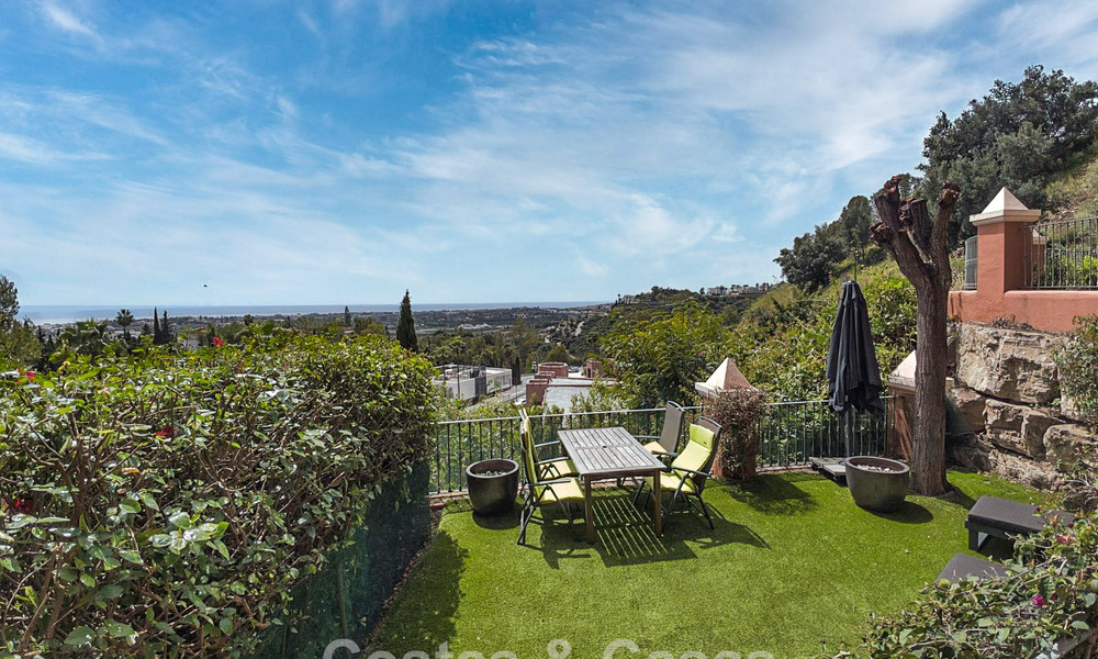 Apartamento con jardín y vistas panorámicas al mar en venta en Benahavis - Marbella 780218