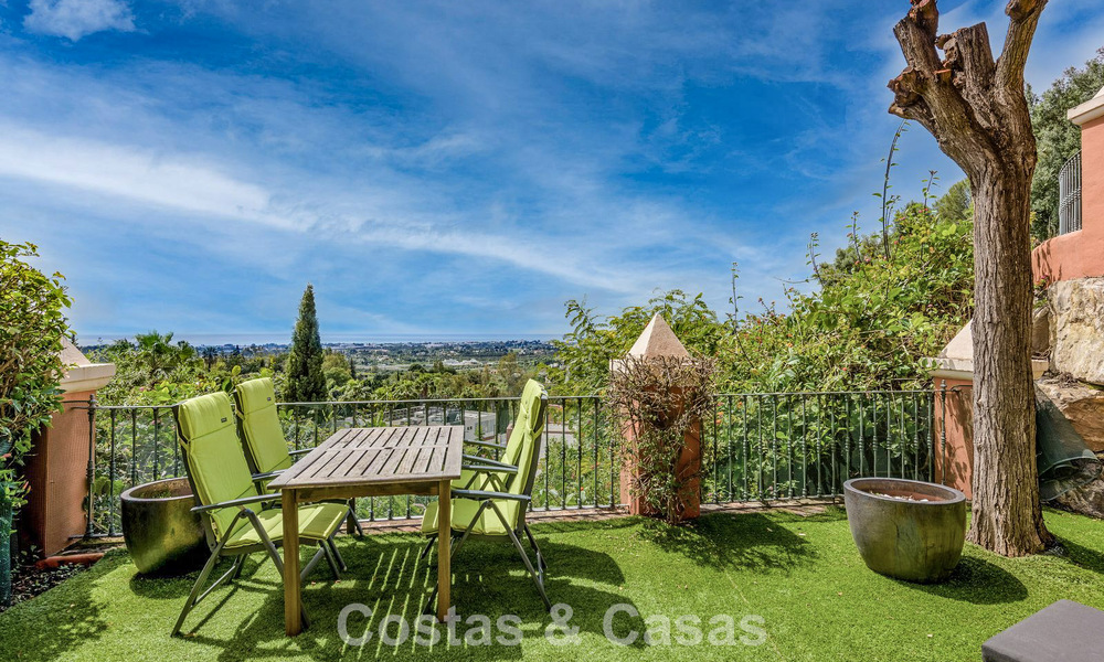 Apartamento con jardín y vistas panorámicas al mar en venta en Benahavis - Marbella 780219