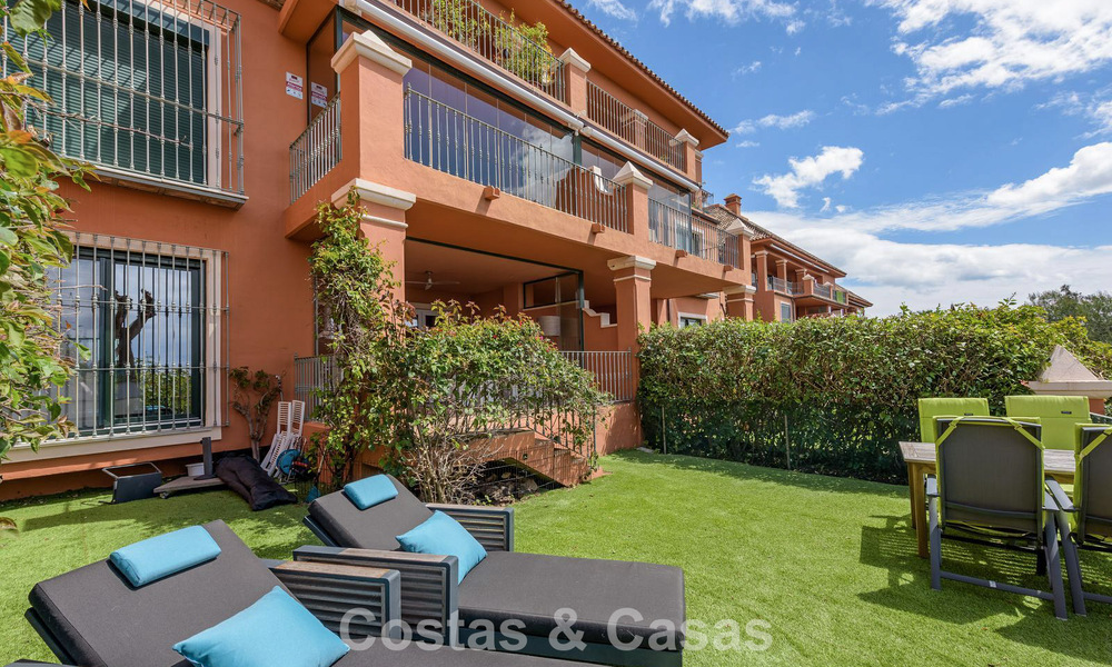 Apartamento con jardín y vistas panorámicas al mar en venta en Benahavis - Marbella 780221