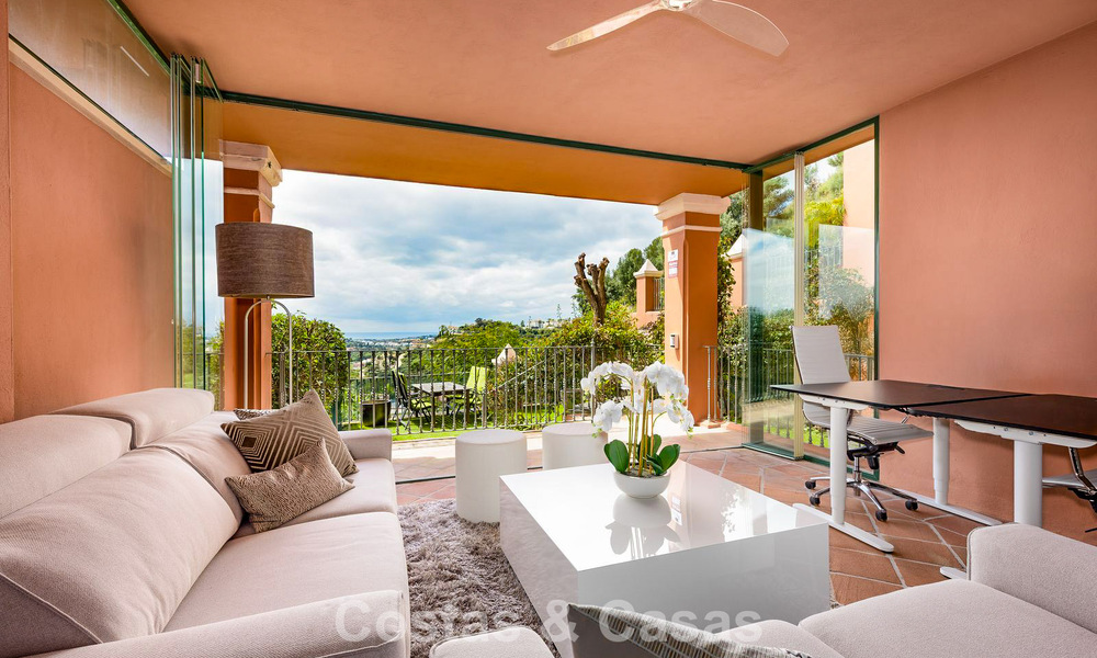 Apartamento con jardín y vistas panorámicas al mar en venta en Benahavis - Marbella 780222