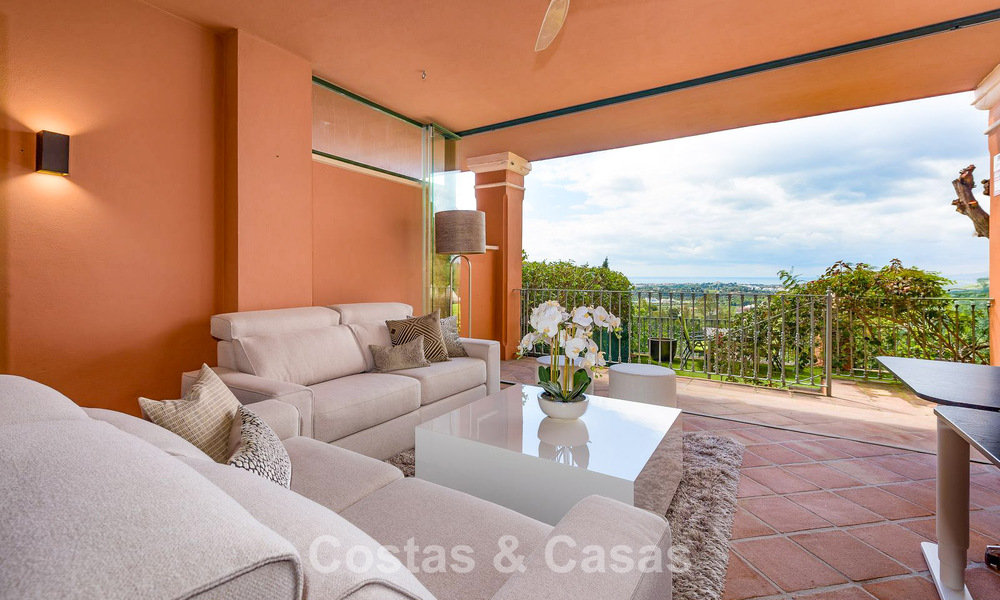 Apartamento con jardín y vistas panorámicas al mar en venta en Benahavis - Marbella 780223