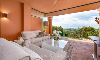 Apartamento con jardín y vistas panorámicas al mar en venta en Benahavis - Marbella 780223 