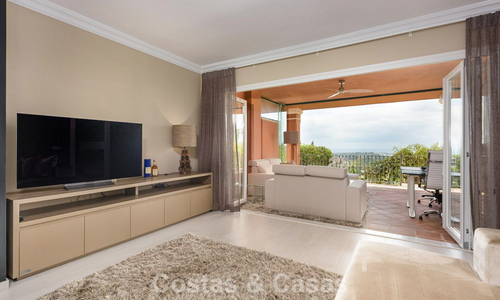 Apartamento con jardín y vistas panorámicas al mar en venta en Benahavis - Marbella 780224