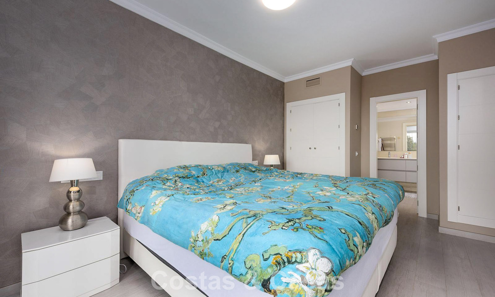 Apartamento con jardín y vistas panorámicas al mar en venta en Benahavis - Marbella 780235