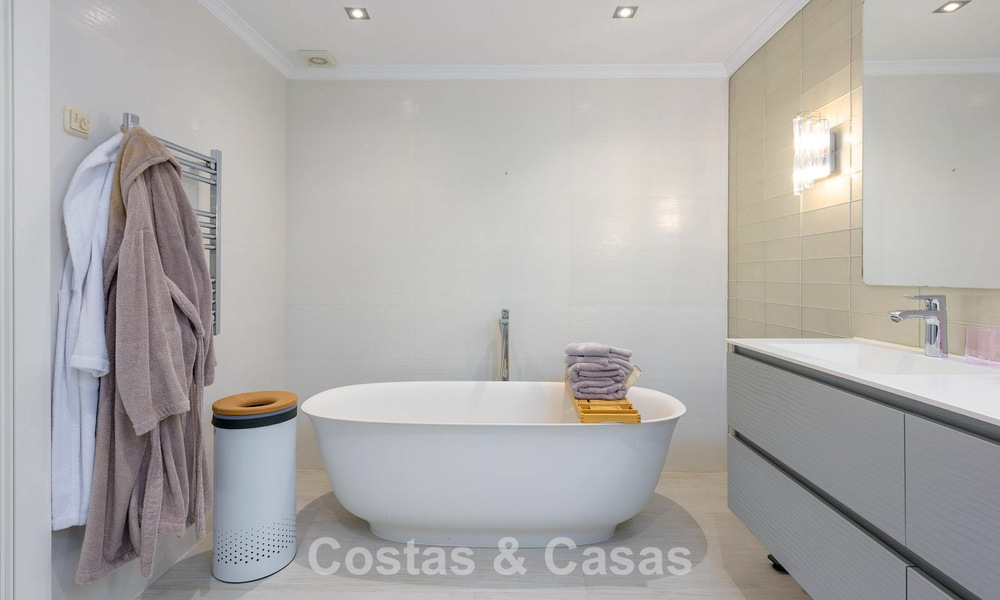 Apartamento con jardín y vistas panorámicas al mar en venta en Benahavis - Marbella 780237