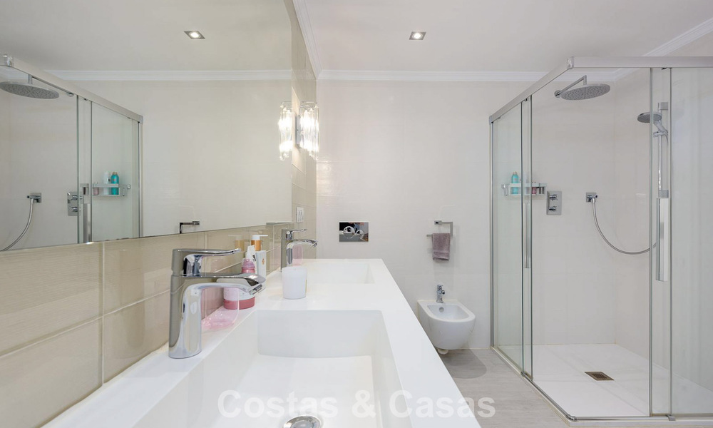 Apartamento con jardín y vistas panorámicas al mar en venta en Benahavis - Marbella 780238