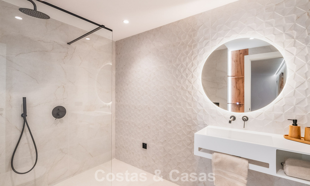 Apartamento de lujo de 4 dormitorios en venta en un complejo cerrado en el campo de golf en Nueva Andalucía, Marbella 780346