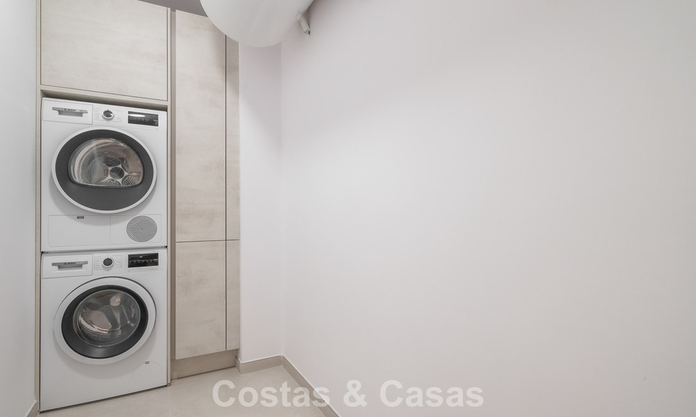 Apartamento de lujo de 4 dormitorios en venta en un complejo cerrado en el campo de golf en Nueva Andalucía, Marbella 780348