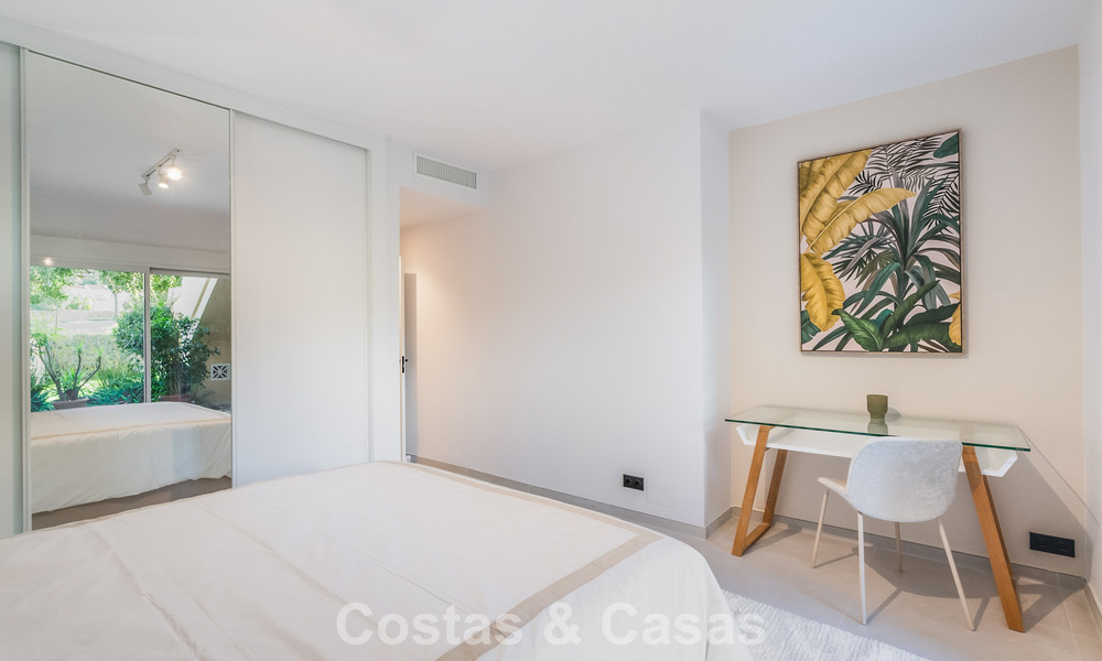 Apartamento de lujo de 4 dormitorios en venta en un complejo cerrado en el campo de golf en Nueva Andalucía, Marbella 780350