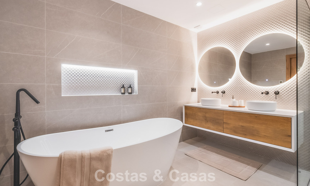 Apartamento de lujo de 4 dormitorios en venta en un complejo cerrado en el campo de golf en Nueva Andalucía, Marbella 780353