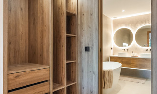 Apartamento de lujo de 4 dormitorios en venta en un complejo cerrado en el campo de golf en Nueva Andalucía, Marbella 780355 