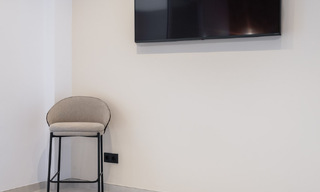 Apartamento de lujo de 4 dormitorios en venta en un complejo cerrado en el campo de golf en Nueva Andalucía, Marbella 780356 