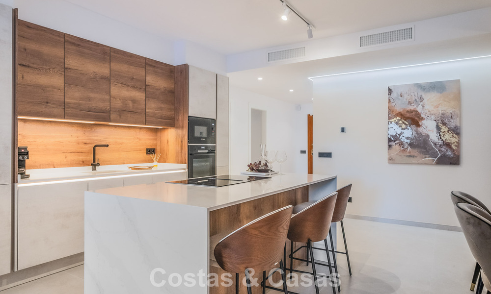 Apartamento de lujo de 4 dormitorios en venta en un complejo cerrado en el campo de golf en Nueva Andalucía, Marbella 780358