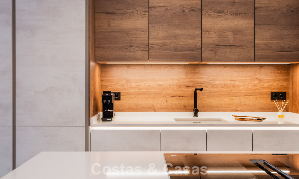 Apartamento de lujo de 4 dormitorios en venta en un complejo cerrado en el campo de golf en Nueva Andalucía, Marbella 780359