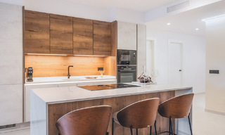 Apartamento de lujo de 4 dormitorios en venta en un complejo cerrado en el campo de golf en Nueva Andalucía, Marbella 780363 