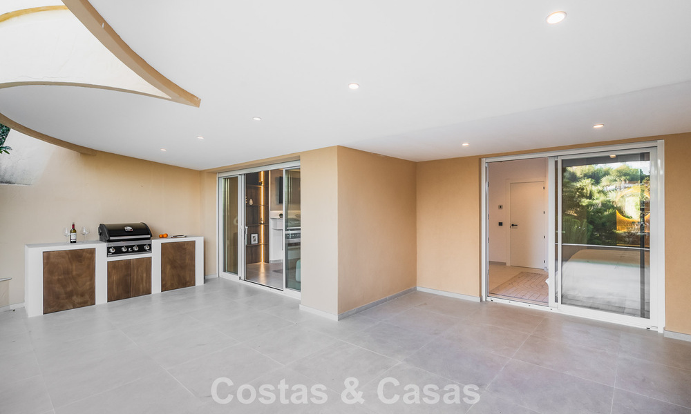 Apartamento de lujo de 4 dormitorios en venta en un complejo cerrado en el campo de golf en Nueva Andalucía, Marbella 780364