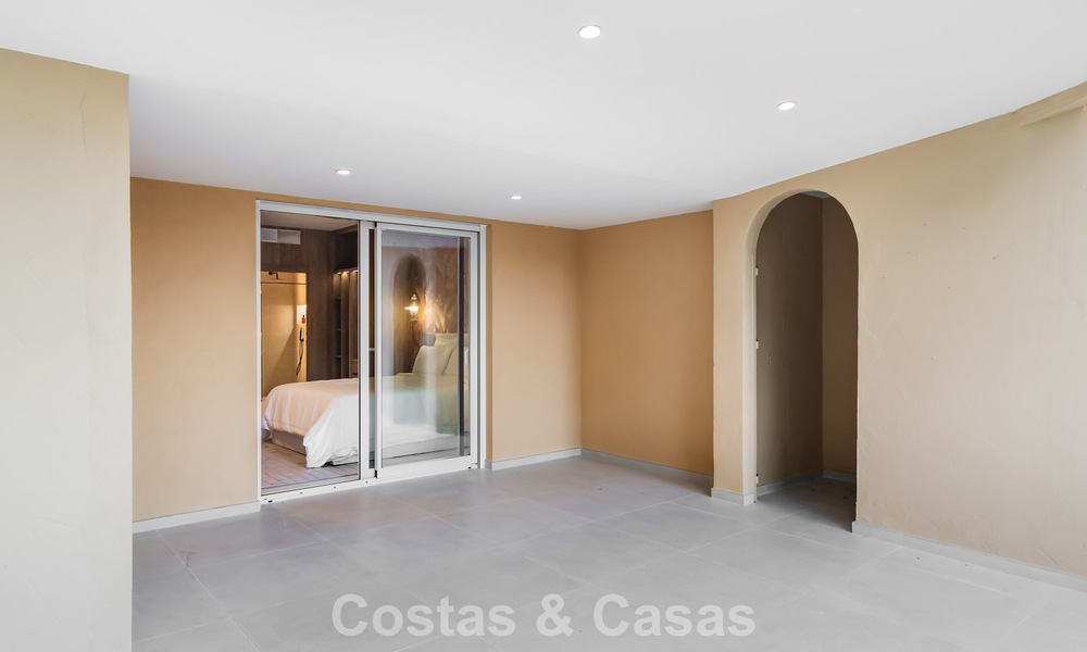 Apartamento de lujo de 4 dormitorios en venta en un complejo cerrado en el campo de golf en Nueva Andalucía, Marbella 780366