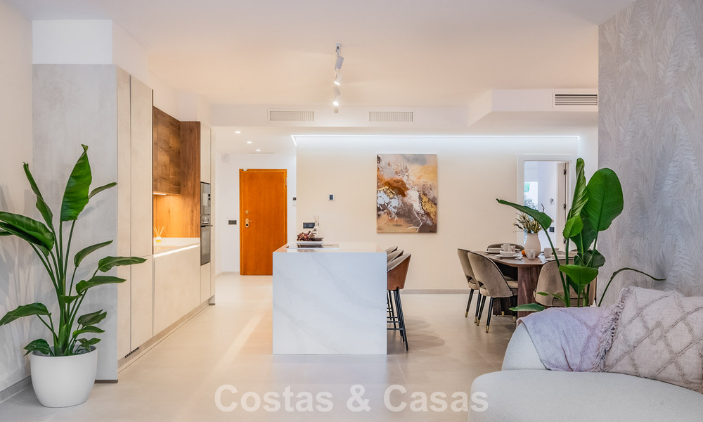 Apartamento de lujo de 4 dormitorios en venta en un complejo cerrado en el campo de golf en Nueva Andalucía, Marbella 780368