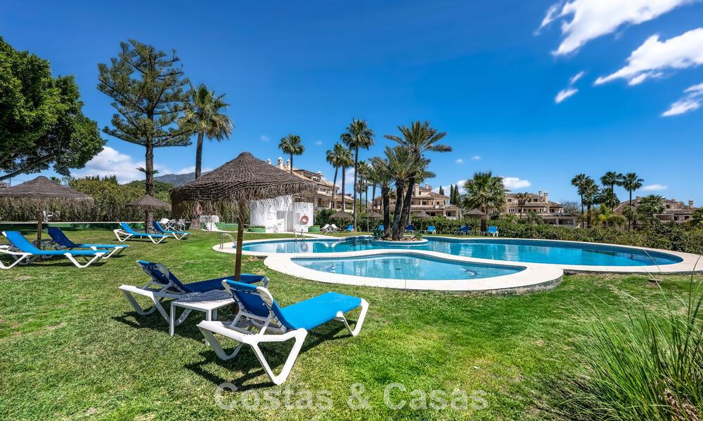 Apartamento de lujo de 4 dormitorios en venta en un complejo cerrado en el campo de golf en Nueva Andalucía, Marbella 780374