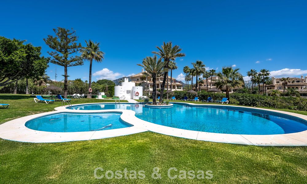 Apartamento de lujo de 4 dormitorios en venta en un complejo cerrado en el campo de golf en Nueva Andalucía, Marbella 780375